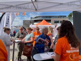 SPØRRELYSTNE. Mange besøker HLFs sstand under Arendalsuka for å få vite mer om hørsel, og også ta en hørselstest. Foto. Elise Nyborg Eriksen