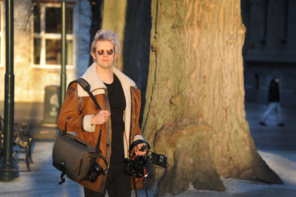 Nicholas Lund med kamera og opptaksutstyr i Trondheims gater på vei til jobboppdrag