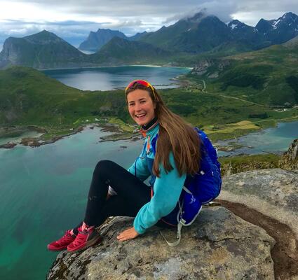 Vår nye trainee Amanda på fjelltur i Lofoten