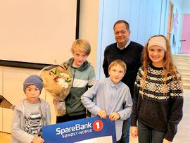 GLADE ELEVER. Marcus, Felix, Marcus og Tora på Myrene skole fikk æren av å ta imot gavesjekken fra styreleder Didrik Bakken i HLF Skien. Foto. Edel Eidbo-Hansen/Telemarksavisa