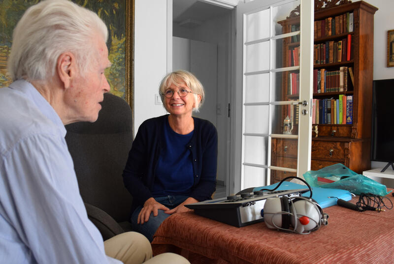 VERDIFULLE MØTER. 90 hjemmeboende eldre i Oslo skal besøkes i løpet av Jorunn Solheims forskningsperiode. 86-åringen er en av mange som gladelig takker ja til hjelpemidler og videre oppfølging på grunn av nedsatt hørsel. Foto. Bjørg Engdahl