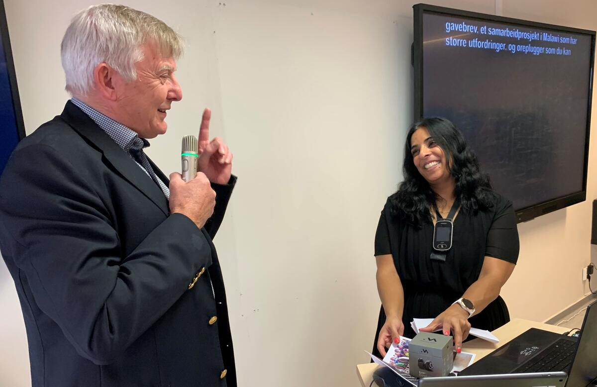 IKKE FORNØYD. HLFs forbundsleder Morten Buan fortalte Arbeiderpartiets stortingsrepresentant Lubna Boby Jaffery at HLF ikke er fornøyd med regjeringens mangel på satsing i statsbudsjettet for neste år. Foto. Tor Slette Johansen IKKE FORNØYD. HLFs forbundsleder Morten Buan fortalte Arbeiderpartiets stortingsrepresentant Lubna Boby Jaffery at HLF ikke er fornøyd med regjeringens mangel på satsing i statsbudsjettet for neste år. Foto. Tor Slette Johansen