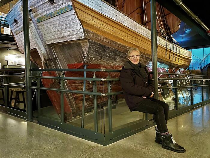 OPPTATT AV HISTORIE. Historieinteresserte Kine Hellebust viser deg gjerne rundt på Jektefartmuseet i Bodø, som huser verdens eneste bevarte originale nordlandsjekt «Anna Karoline».