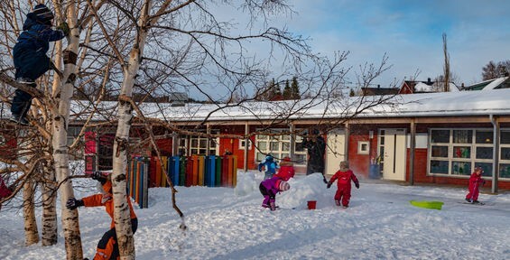 Unger i lek utenfor barnehagen