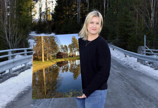 Innbyggerne i Skiptvet stemte frem Adelin Engh Hoels «Herredshuset og bygdemuseet speiler seg i dammen» som vinner at fotokonkurransen. Foto: Harald Aase