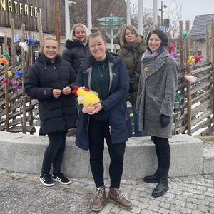 Fem damer med påskeegg