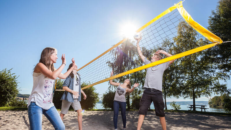 Barn som spiller volleyball