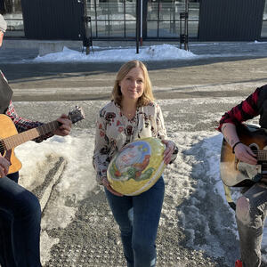 Tre personer på gatetunet i Moelv