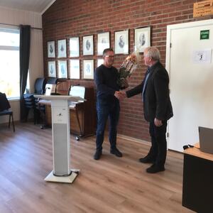 Ordfører Nils Olav Jenssen, takket Finn Rune Konradsen for hans innsats i å bygge opp en ambulansetjeneste i kommunen.