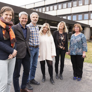 En gruppe mennesker utenfor et kommunalt bygg