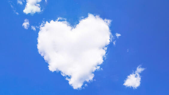 Foto av en sky som er hjerteformet
