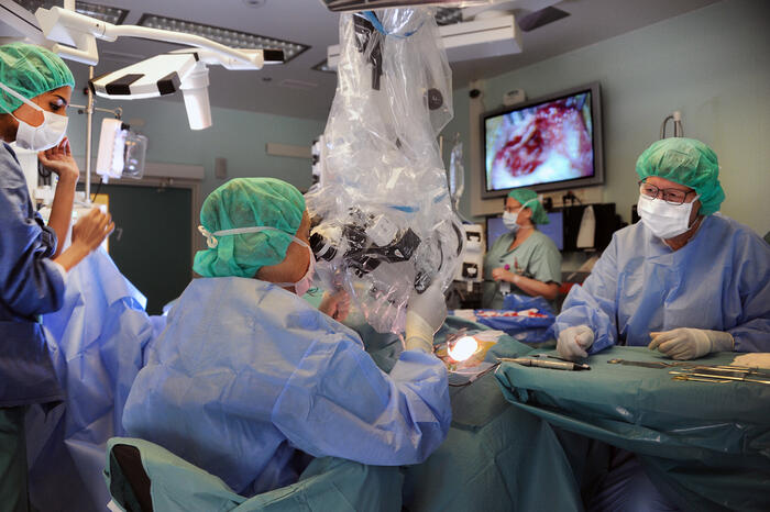 EKSTRA TIDKREVENDE Et stort operasjonsteam er involvert i den nesten fire timer lange operasjonen som skjer ved hjelp av mikrokirurgi og optiske hjelpemidler. Kirurg Marie Bunne skal både fjerne en svulst og operere inn CI, og det tar tid.
