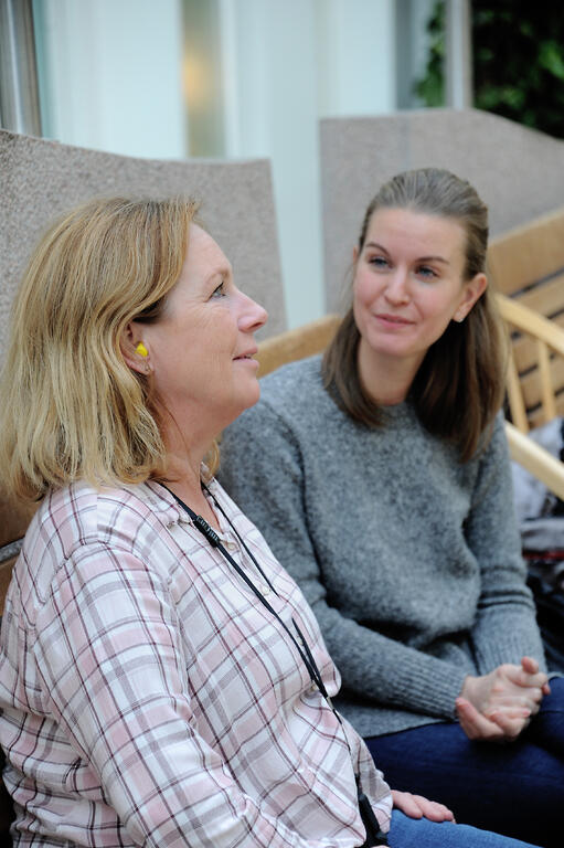 TALEOPPFATTELSE Audiopedagog Hedvig Fagerhaug hjelper Ellen med én gang CI-lyden er slått på. Nå skal Ellens hjerne gradvis å lære taleoppfattelse og oppfatte mest mulig normal stemmelyd.  Det friske øret blir plugget igjen med ørepropper.