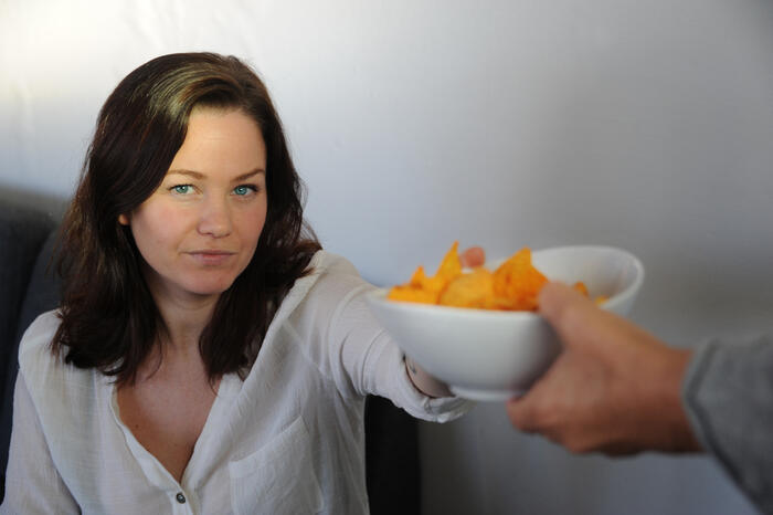KNASENDE MAT: Noe av de verste lydene er når folk rundt henne spiser potetgull og lignende.