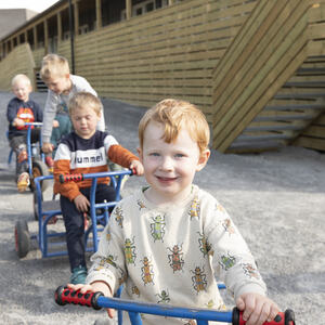 Glade barn på sykkel