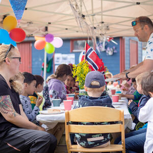 Foto av barn som sitter ved langbord