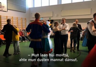 Elever ved samisk videregående skole i Karasjok deltok på avslutningsdansen for elevene i Inari i Finland.