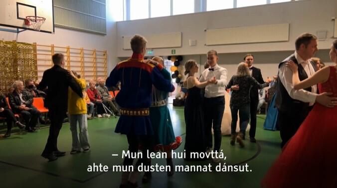 Elever ved samisk videregående skole i Karasjok deltok på avslutningsdansen for elevene i Inari i Finland.