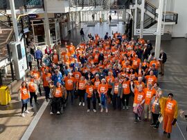 SJARMOFFENSIV. De orangekledde delegatene til HLFs landsmøte marsjerte i samlet flokk gjennom glasshuset i Bodø sentrum. Foto. Bjørg Engdahl