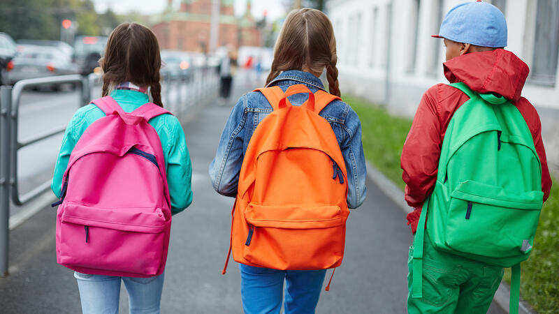 Barn som går til skolen. Foto: NTB