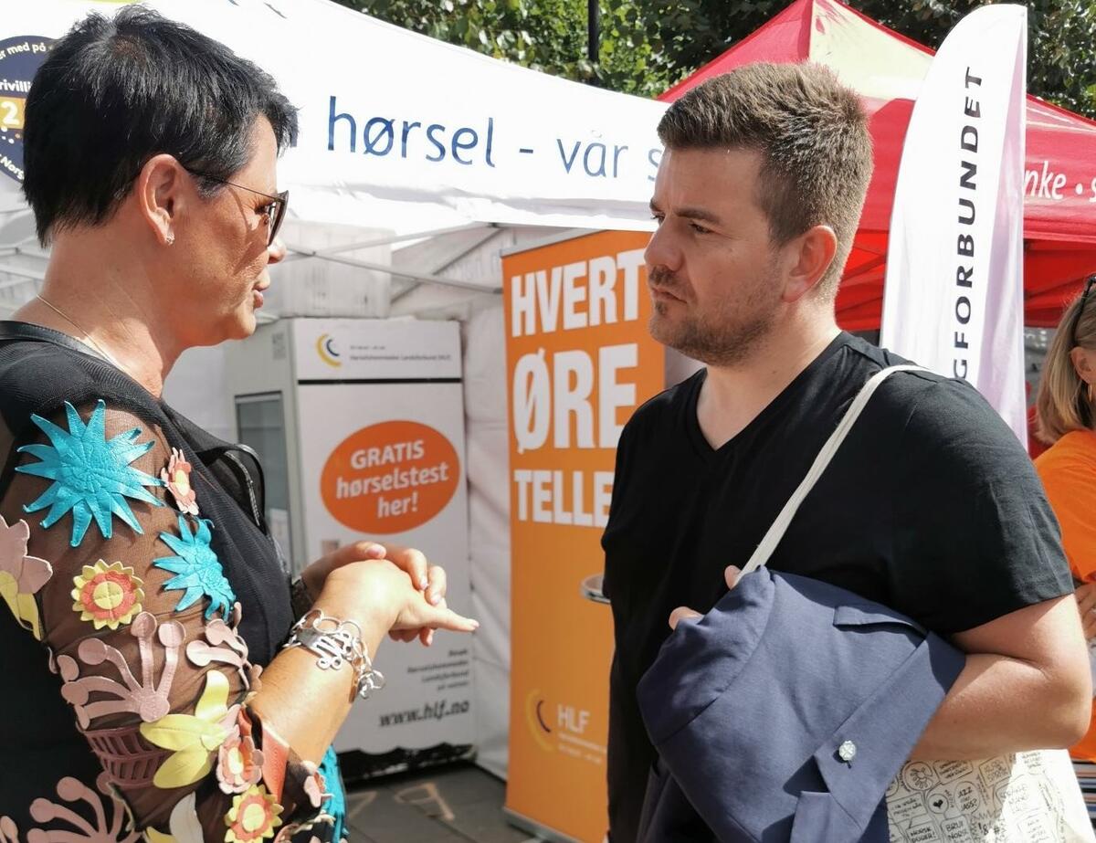 HASTER. HLFs generalsekretær Inger Helene Venås forteller stortingspolitiker Hans Inge Myrvold (Sp) hvorfor det haster med en nasjonal hørselsplan.