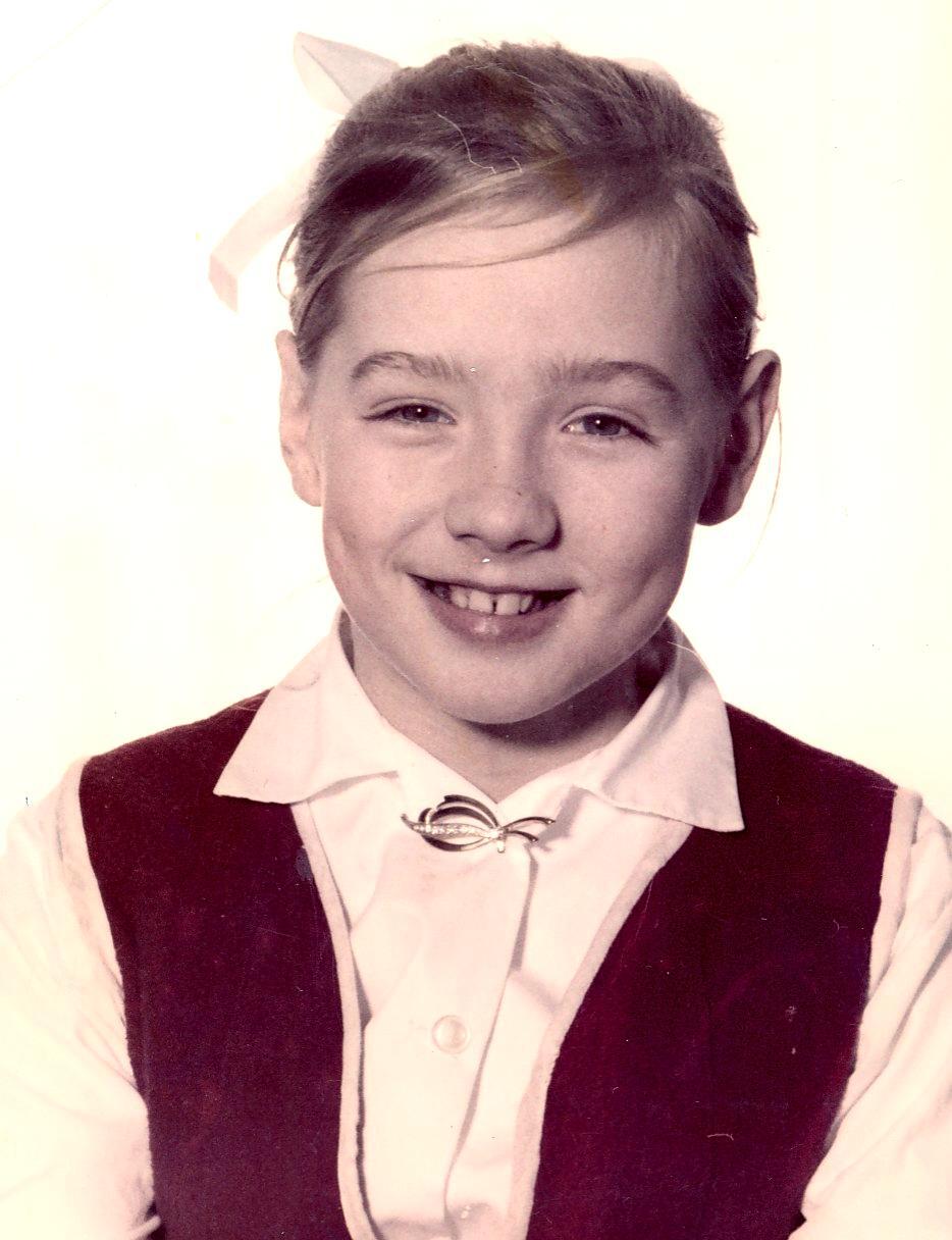 NI ÅR. Skolejente med glimt i øyet anno 1963. Bjørg klarte seg bra på barneskolen, selv om hun lot høreapparatet ligge hjemme. (Foto. Privat)