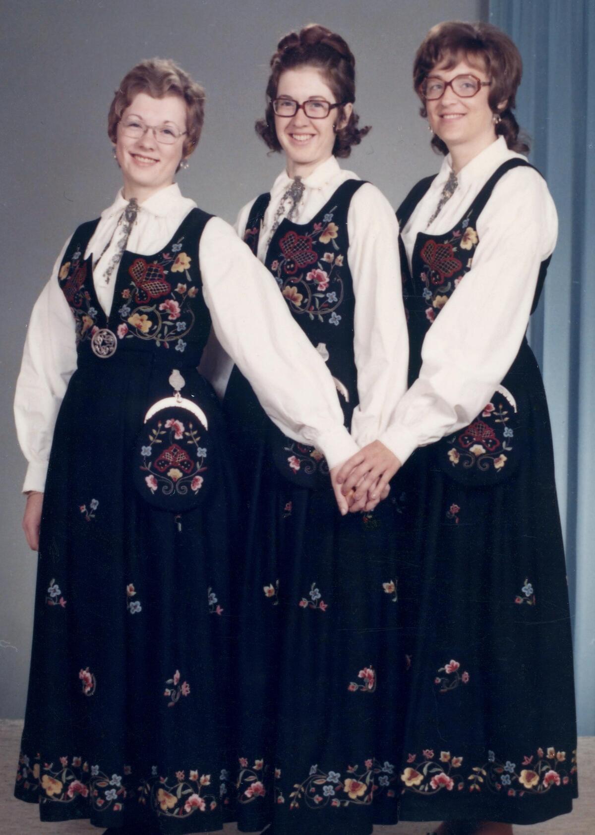 BUNADSJENTER. De tre søstrene Bjørg, Liv og Åse (til høyre) hadde like bunader, og dem var det moren som hadde sydd til dem. Her er trioen fotografert på Bjørgs konfirmasjonsdag i 1972. (Foto. Privat)