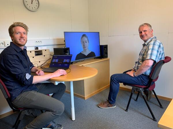TALEFORSTÅELSE. Audiograf og rådgiver Rolf Mjønes (til venstre) har utviklet Eikholt-testen for bedre taleforståelse, som fagsjef Thomas Øverby håper mange vil ta i bruk fra neste år. Foto Tor Slette Johansen