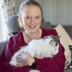 Dame med katt på fanget
