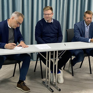 Foto av avtale som blir undertegnet