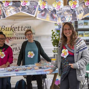 Tre damer på stand for kvinneklubben Buketten