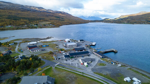 Dronefoto: havneområde i Burfjord