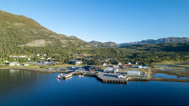 Dronebilde: Havneområde Burfjord