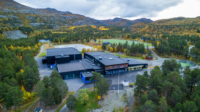 Dronebilde: Flerbrukshall og svømmehall som ligger ved Kvænangen barne- og ungdomsskole.