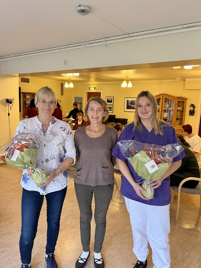 En stolt leder Berit Bongo (i midten) overrekker blomster til Siv Jenssen (t.v) og Hilde Martiniussen (t.h)