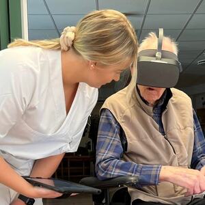Pasient ved Moelv sykehjem som bruker VR-briller