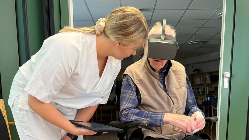Pasient ved Moelv sykehjem som bruker VR-briller
