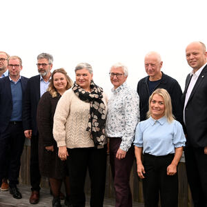 Bilde av en gruppe blide mennesker ute på taket på Mjøstårnet