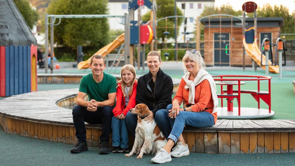 Foto av en familie som valgte å flytte til Brumunddal foran lekeparken i Broparken