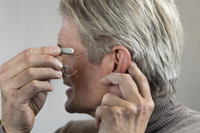 MINDRE SLITEN. I tre år har høreapparatene vært en del av morgenstellet til Geir Selbæk. Bortsett fra at de gir litt mye diskant, er eieren fornøyd. Han er mindre sliten etter endt arbeidsdag enn han var før.