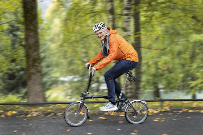 PÅ HJUL. Geir Selbæk har tilbakelagt utallige mil med sin sammenleggbare sykkel, og hadde det vært lov, skulle han gjerne syklet Birken på den.