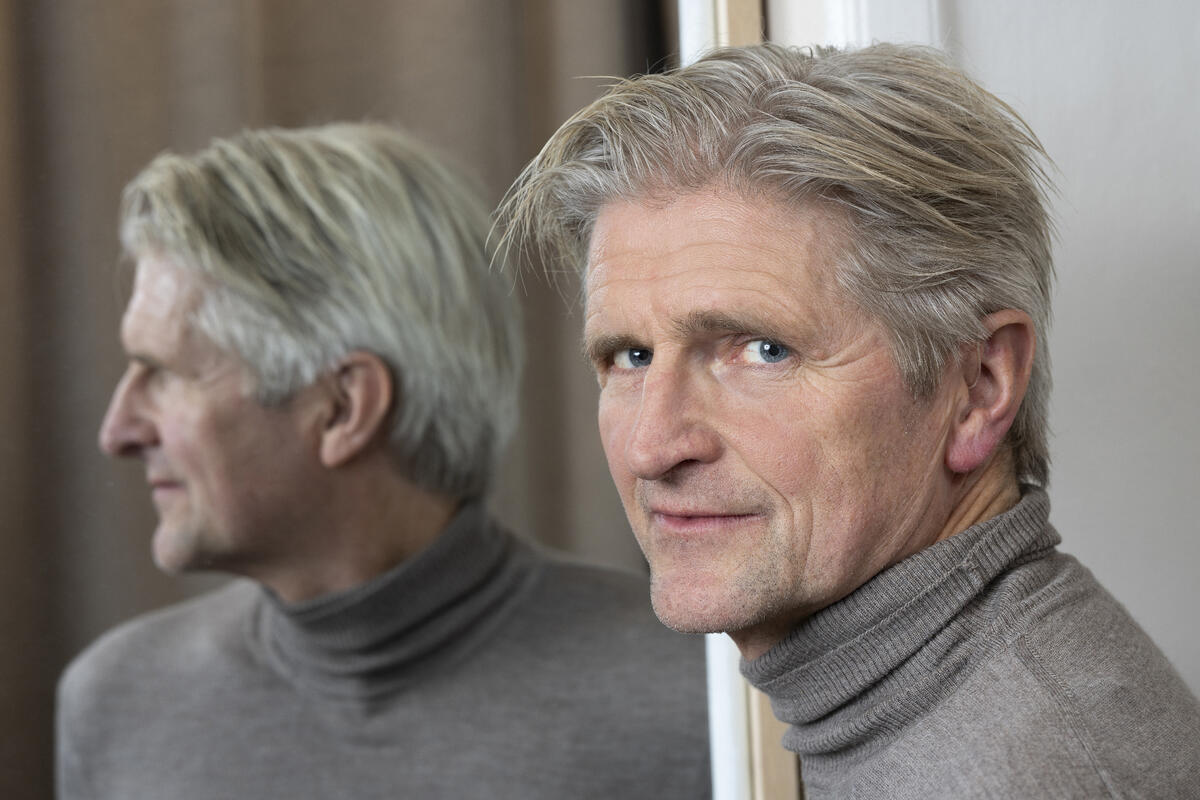 STADIG ELDRE. Neste år blir geriatriprofessor Geir Selbæk 60 år. Statistisk sett kan han forvente fem flere leveår enn sin egen far. - Når jeg blir 60 år kan jeg forvente å bli 85 år, mens faren min kunne forvente å bli 80 år på samme alder. N�