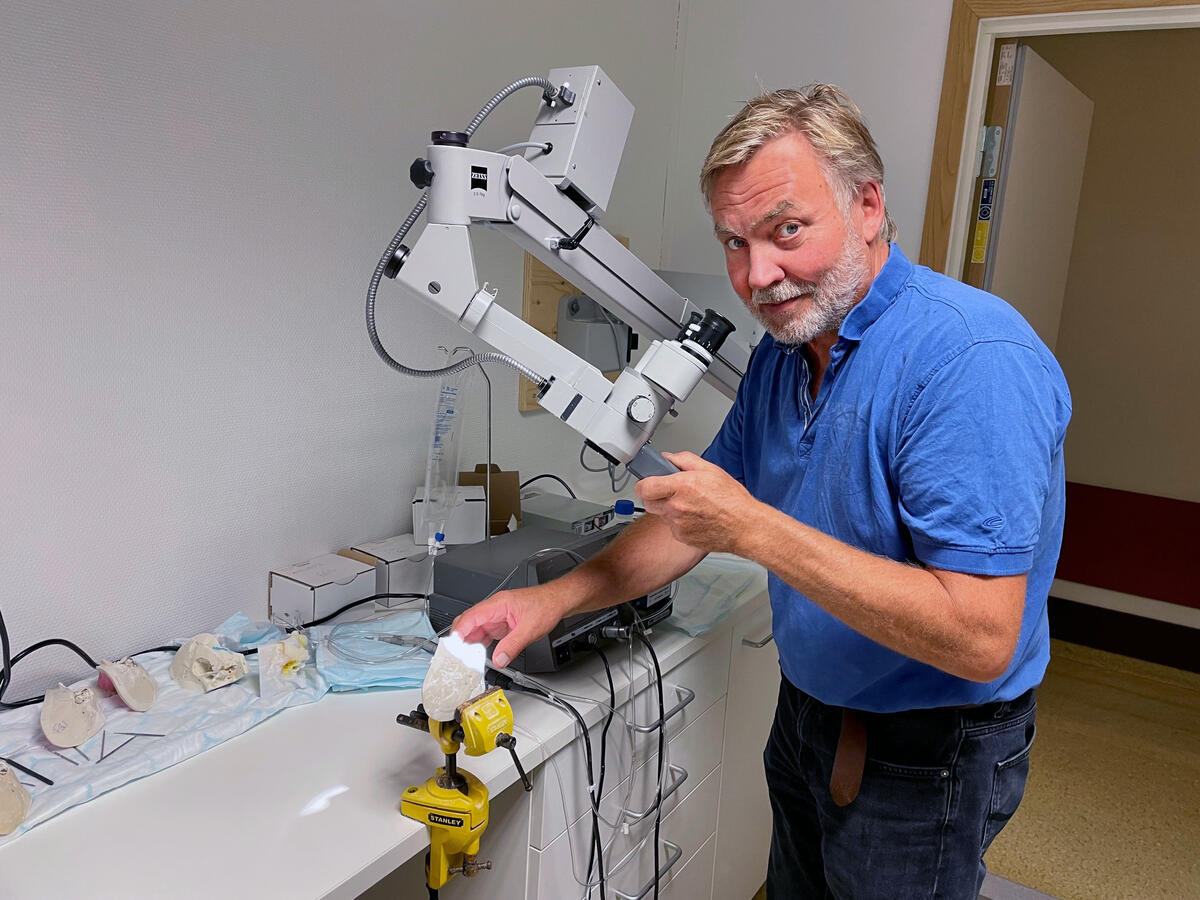 ØVINGSROM. Hans Kristian Røkenes viser frem en modell av skallebenet og utstyret ørekirurgene øver på. Selv begynte han som kirurg på 80-tallet og har hjulpet utallige pasienter på Drammen sykehus. (Foto. Bjørg Engdahl)