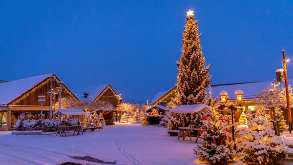 Foto av Brumunddal torg med julelys og snø