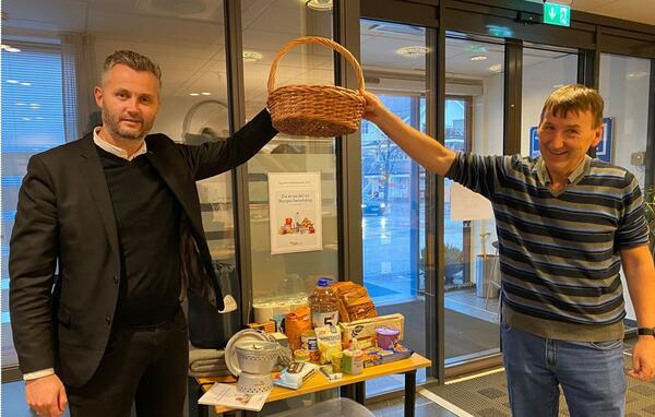 Ordfører Per Sverre Kvinlaug og beredskapsansvarlig Geir Bruli trekker vinneren.