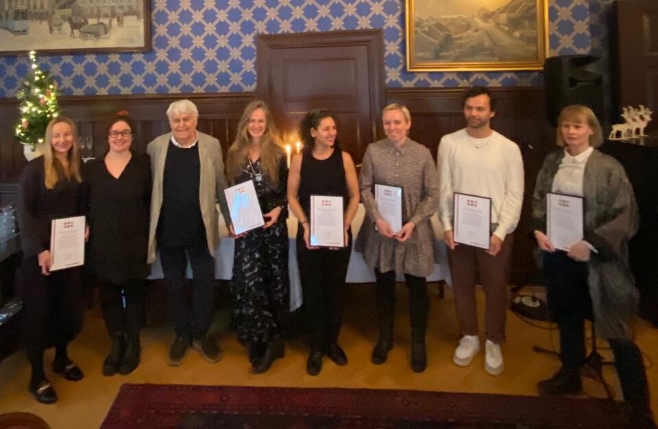 Gammleng-prisvinnerne 2022 fra venstre: Christine Sandtorv, Øyonn Groven Myhren, Sondre Bratland, Liv Hanne Haugen, Ipek Mehlum, Tine Thing Helseth, Thomas Kongshavn og Jenny Hval. Foto: Askil Holm