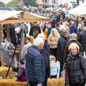 Foto av yrende folkeliv i gågata under Matlystfestivalen tidligere i høst