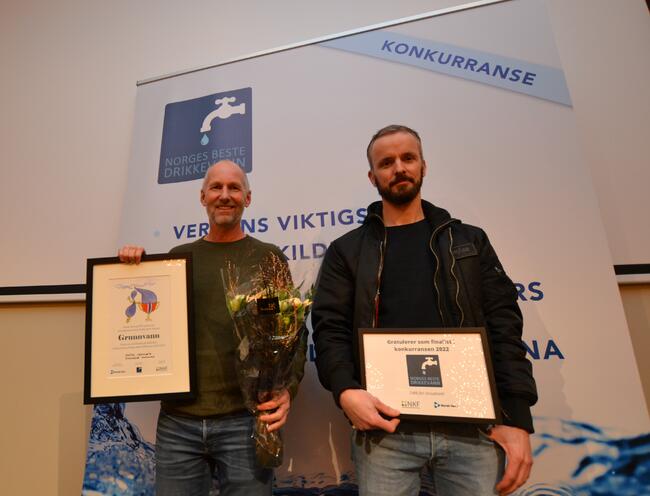 Tore Tjørnhom og Jack Vatland tar imot prisen. Foto: Kjell M. Jacobsen