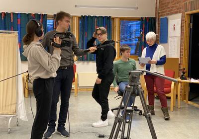 Medieelevene forbereder filming av scene for USHT. Foto: Anne Randi Solbakken.