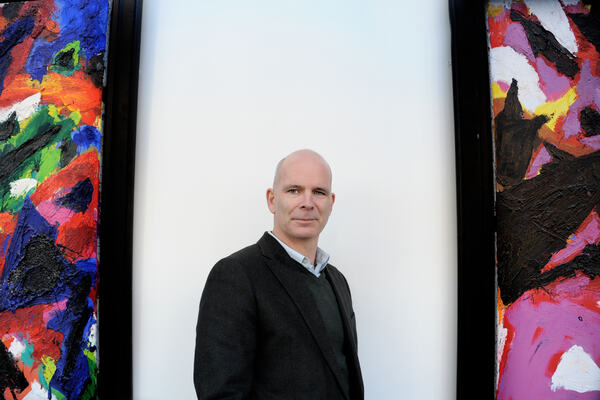 TO KULTURER. Patrick Kermit snakket dansk før han lærte norsk, noe som fortsatt preget tromsødialekten hans. Å vokse opp med to språk var både positivt og utfordrende, ser han i ettertid. TO KULTURER. Patrick Kermit snakket dansk før han lærte norsk, noe som fortsatt preget tromsødialekten hans. Å vokse opp med to språk var både positivt og utfordrende, ser han i ettertid.